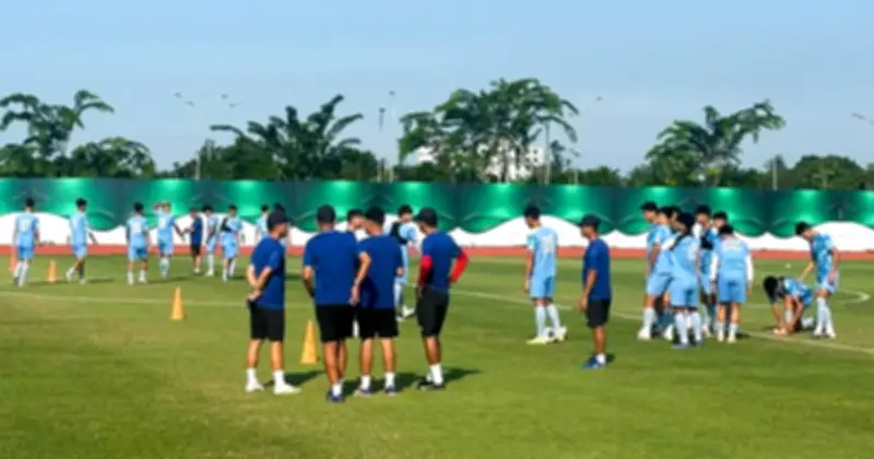 U.19 Việt Nam tập luyện khởi động tại Indonesia dưới thời tiết nắng nóng