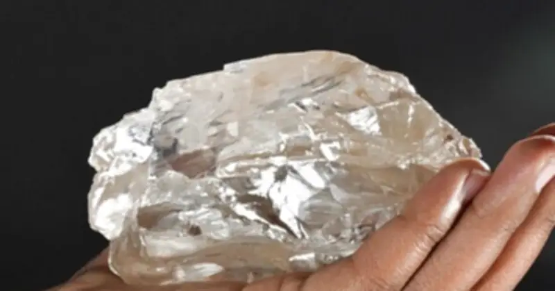 Vụ bán 3 viên kim cương giá phơi bày khủng hoảng ở quốc gia sống nhờ đá quý