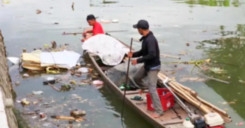 Đổ vỏ chai thủy tinh xuống sông ở Huế, người đàn ông bị buộc trục vớt