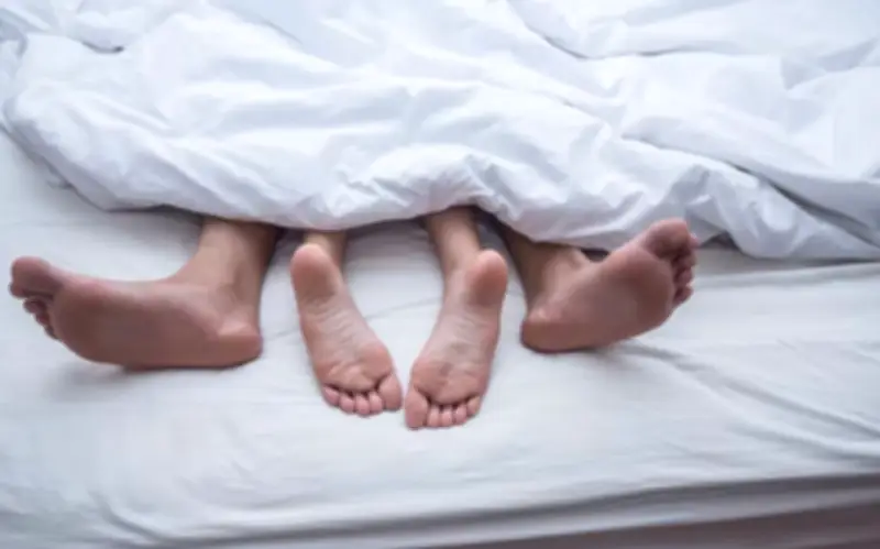 Vợ quỳ khóc nức nở bên đường sau khi bị chồng phát hiện ngoại tình