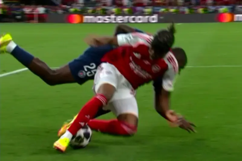 Vì sao Arsenal bị từ chối quả phạt đền tranh cãi ở chung kết Champions League?