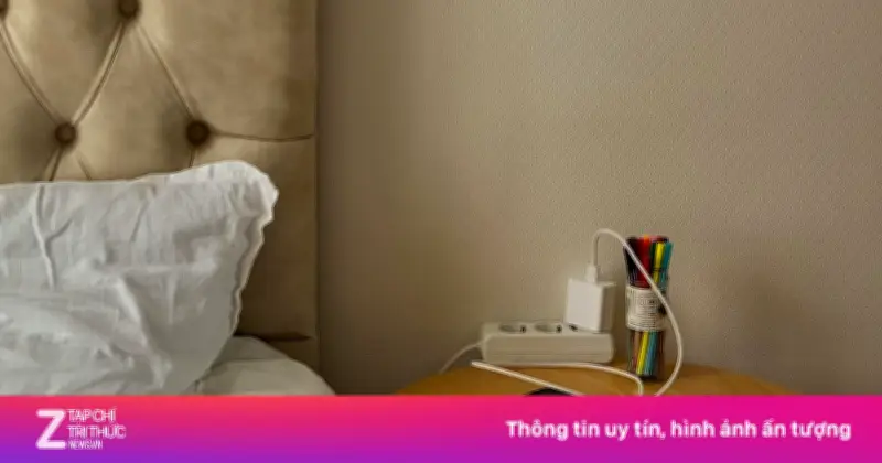 Vì sao du khách thường tìm ổ điện đầu tiên khi vào phòng khách sạn?