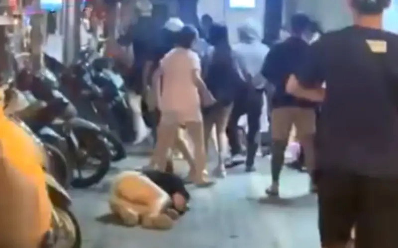 Vụ ẩu đả giữa hai nhóm thanh niên ở Hà Nội, một cô gái bị đánh gục