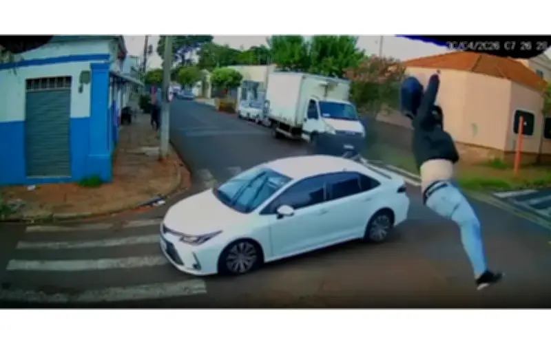 Va chạm kinh hoàng: Xe máy phóng nhanh tông ô tô, người văng lộn nhào 3 vòng