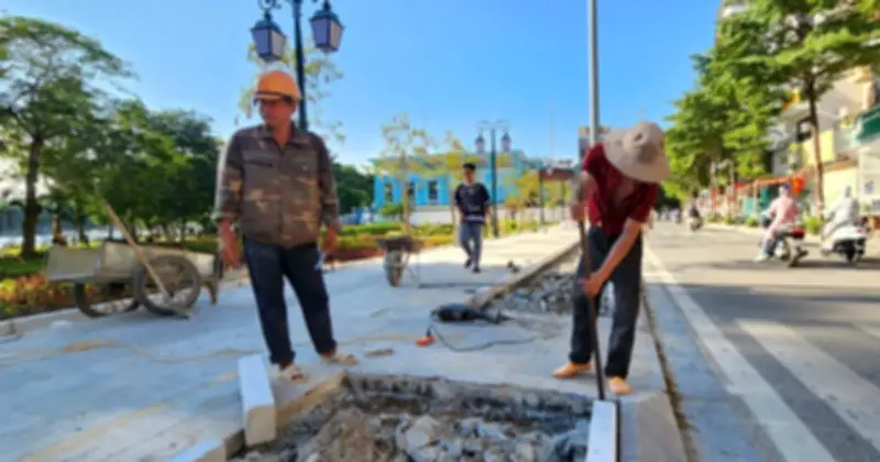 Vỉa hè phố Nguyễn Đình Chiểu bị đào xới: Lý do từ chỉnh trang công viên Thống Nhất