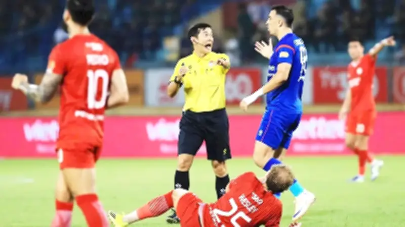 VFF tạm dừng phân công trọng tài Trần Ngọc Nhớ vì sai sót