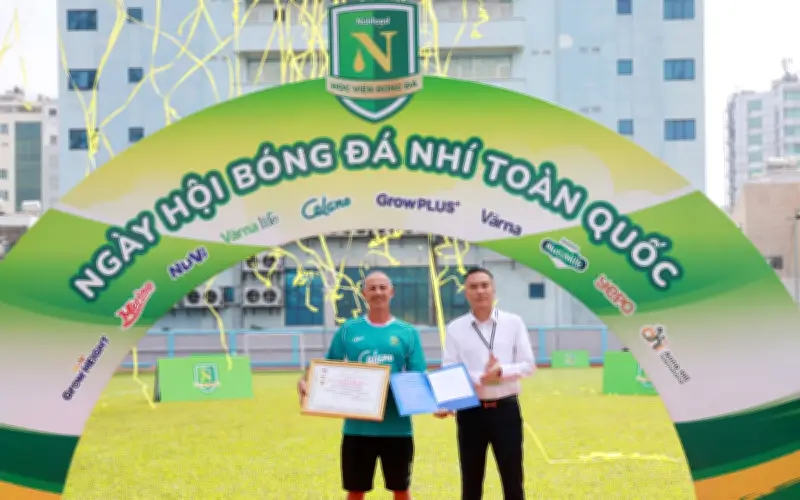 VFF trao kỷ niệm chương cho HLV Guillaume Graechen sau gần 20 năm gắn bó với bóng đá trẻ Việt Nam