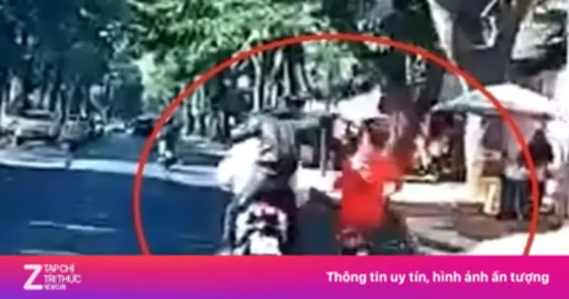 Video 3 đối tượng đuổi đánh người trên đường giữa ban ngày ở TPHCM