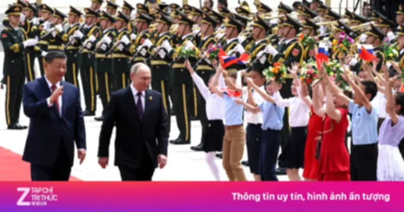 Video: Các em thiếu nhi vẫy cờ hoa chào mừng Tổng thống Putin