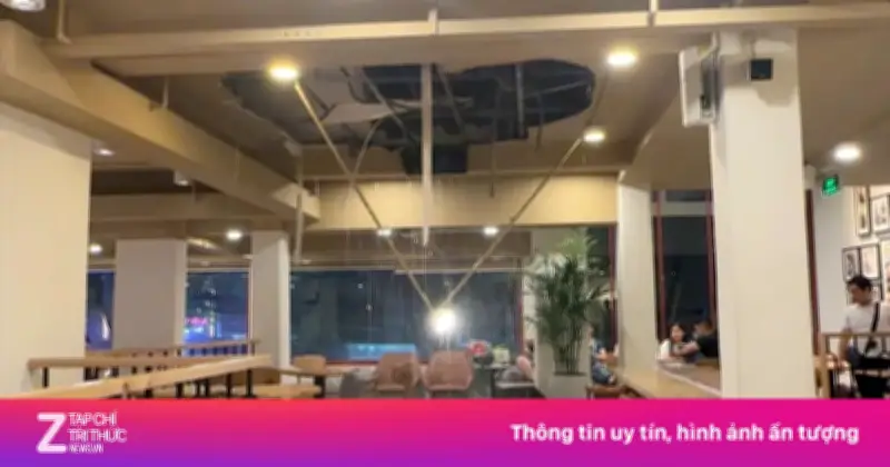 Video cận cảnh trần quán Highlands ở TPHCM đổ sập mưa xối xả tràn vào