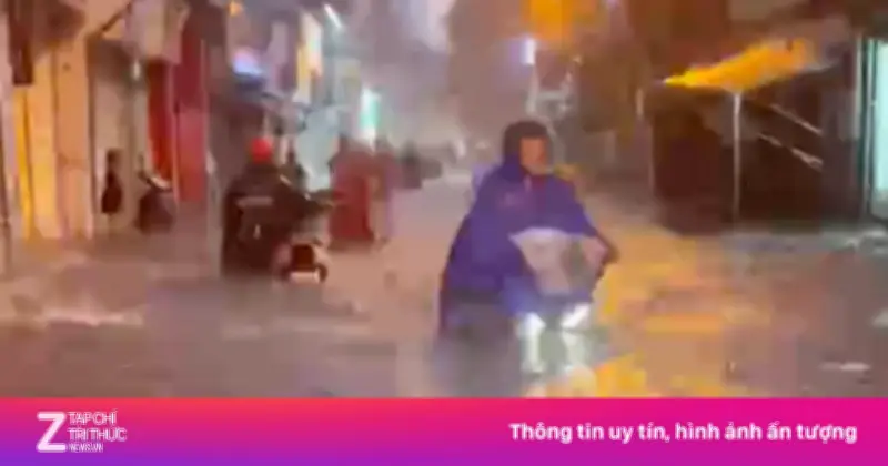 Video: Cơn mưa động biến nhiều tuyến phố Hà Nội thành sông