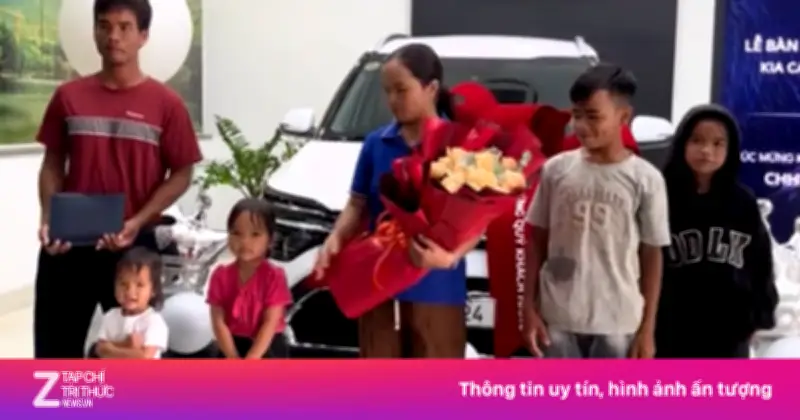 Video gia đình 6 người giản dị đi nhận ô tô gây sốt MXH