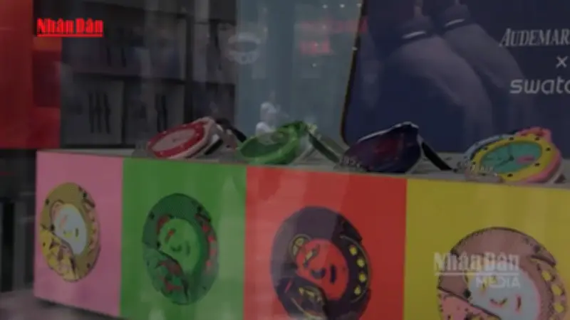 Video hỗn loạn bùng phát tại Milan vì bộ sưu tập đồng hồ Swatch x AP