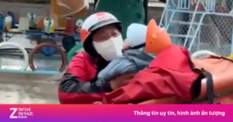 Video khoảnh khắc bố chở con ngồi trong thùng hàng giữa trời mưa gây sốt