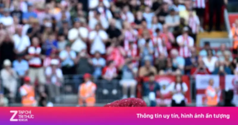Video: Khoảnh khắc Salah tạm biệt CĐV Liverpool đầy xúc động