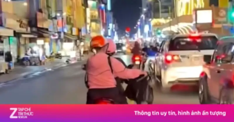 Video lan truyền clip người phụ nữ rải giấy nghi vàng mã giữa đường ở TPHCM