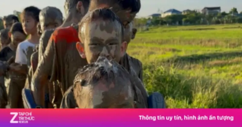 Video lớp học bắt cá, tắm bùn cho khỏi nghỉ hè gây sốt