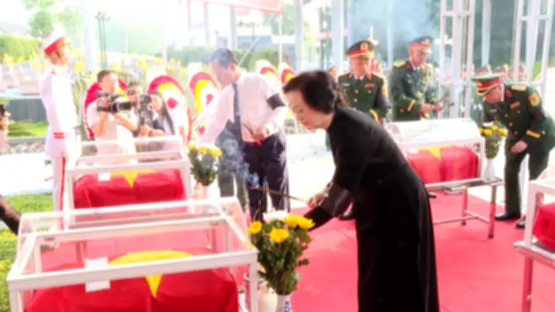 Video: Đón 9 liệt sĩ quân tình nguyện Việt Nam hy sinh tại Lào trở về đất Mẹ