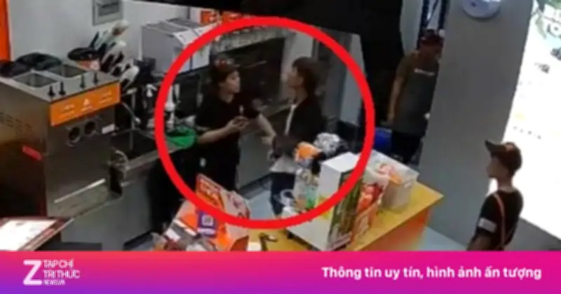 Video nữ nhân viên quán trà sữa bị thanh niên lao vào đánh tới tấp