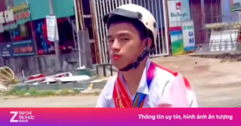 Video nam sinh đeo trĩu cổ huy chương phần thưởng sau lễ bé giảng gây sốt