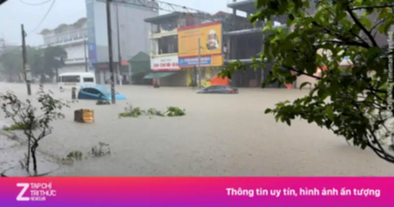 Video: Nước lũ nuốt chửng đường phố, ô tô ngập gần tới nóc ở Quảng Ninh