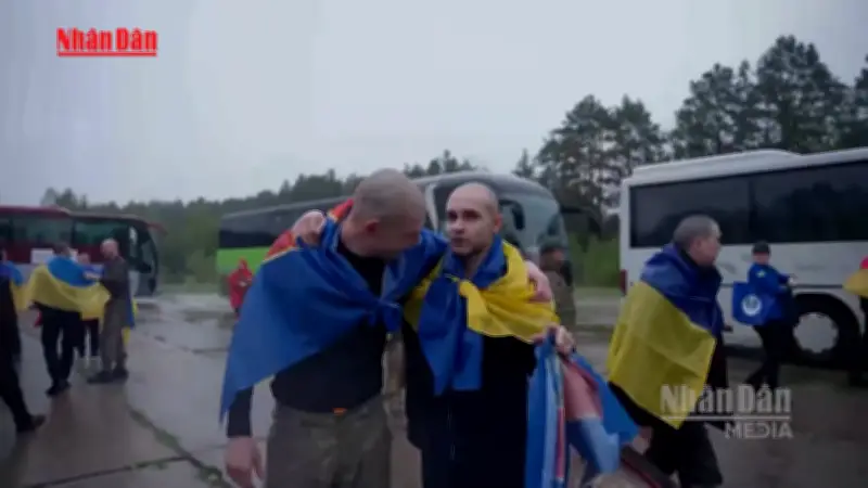 Video Nga-Ukraine bắt đầu trao đổi tù binh dịp ngừng bắn