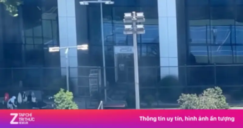 Video: Nhóm người chơi tennis giữa trưa nắng gắt 40 độ C