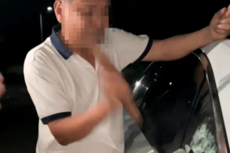 Video đập kính ô tô cứu bé gái mắc kẹt
