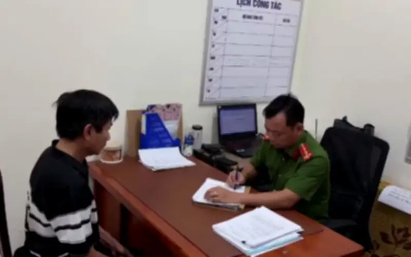 Video phẫn nộ: Người đàn ông hành hung shipper chảy máu miệng ở TPHCM