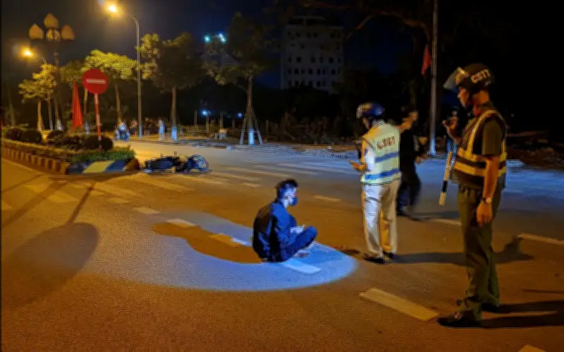 Video phẫn nộ: Thanh niên đi xe máy lạng lách thông chốt tông bay rào sắt trong đêm