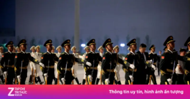 Video quân nhân Trung Quốc gây sốt vì tư thế đứng nghiêm như tượng đá khi chuyên cơ Tổng thống Mỹ hạ cánh