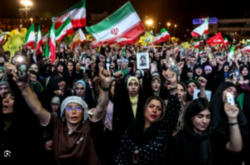 Video Tehran phô diễn tàu tấn công mới nhân kỷ niệm 90 ngày xung đột