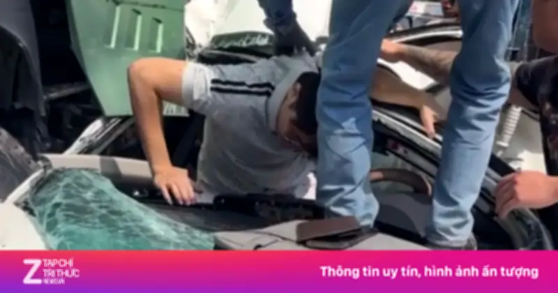 Video tài xế tự chui ra khỏi chiếc ô tô bị tông nát bét gây sốc