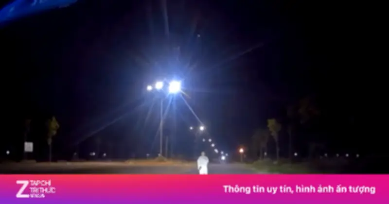 Video tài xế taxi cứu cô gái bị người lạ bám theo lúc 3h sáng