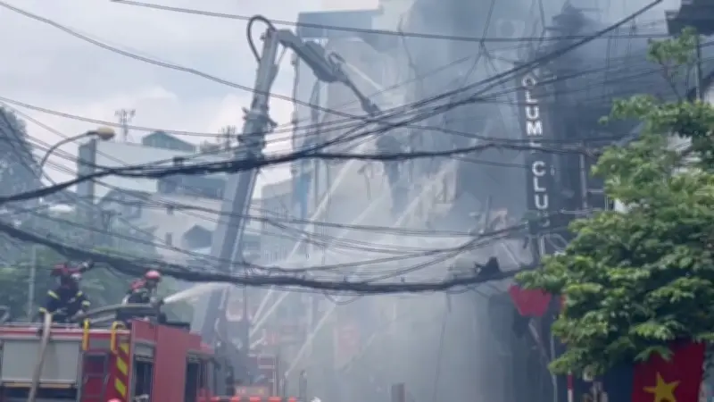 Video tìm thấy thi thể nạn nhân trong vụ cháy tại cơ sở kinh doanh volume ở Hà Nội