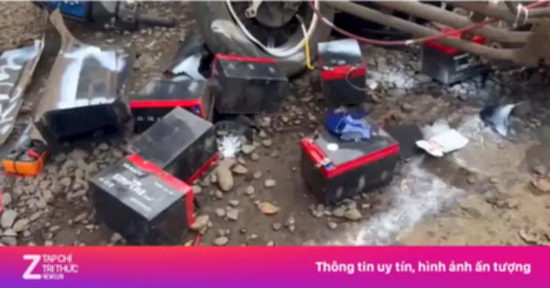 Video: Xe máy đấu đầu xe đạp điện, người điều khiển nguy kịch