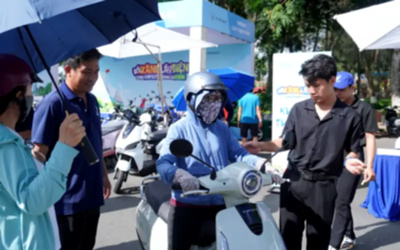 VinFast Evo Lite gây sốt tại ngày hội đổ xăng lấy điện, thu hút hàng trăm lượt lái thử