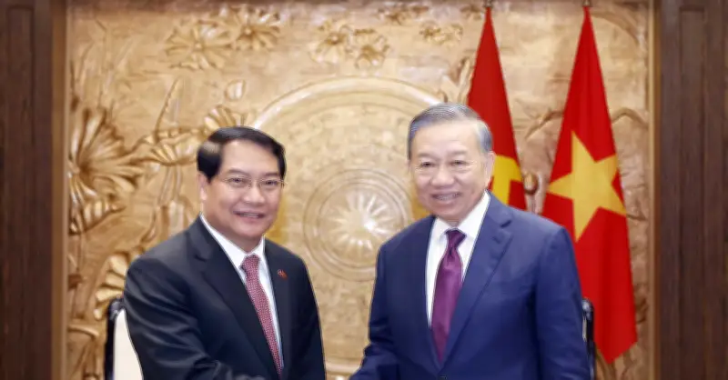 Việt Nam luôn ưu tiên cao nhất cho quan hệ với Lào