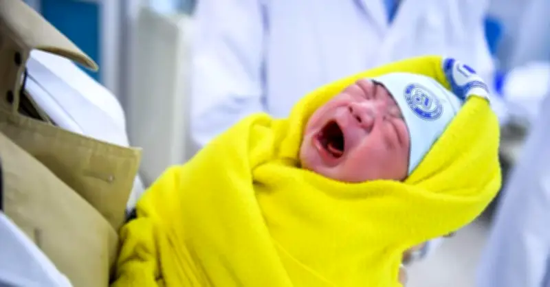 Việt Nam đặt mục tiêu nâng mức sinh mỗi năm lên 2 con, hỗ trợ nuôi con