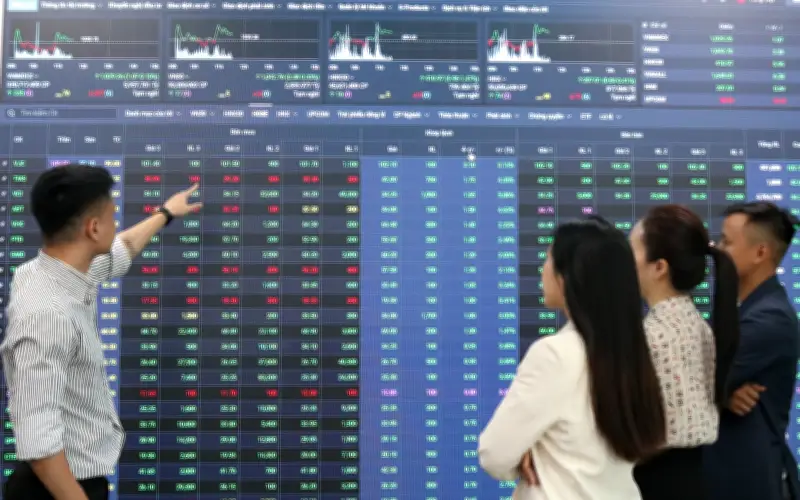 VN-Index kiểm định vùng hỗ trợ 1.850-1.900 điểm, nhà đầu tư thận trọng