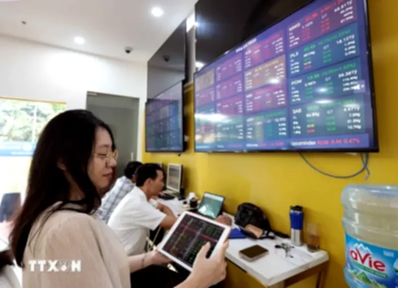 VN-Index tăng gần 21 điểm nhờ nhóm Vingroup và dầu khí