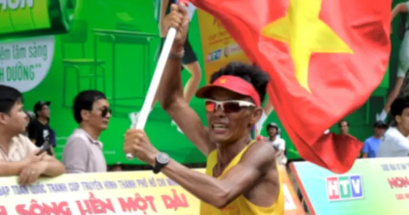 Vận động viên 'Long dị nhân' thử thách chạy 102 ngày, mỗi ngày 100 km