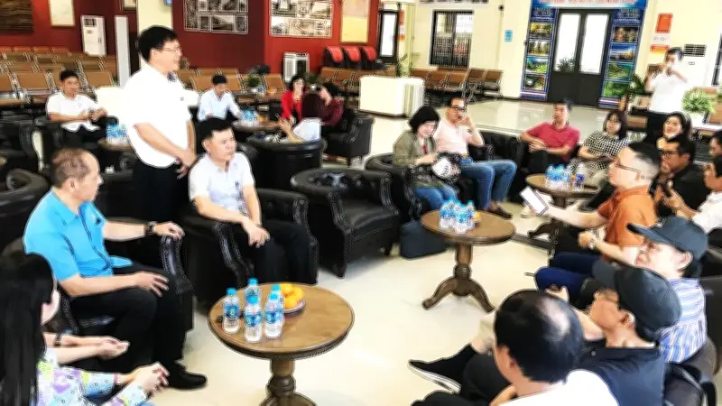 Văn nghệ sĩ trải nghiệm đường sắt và bảo tồn nghề dệt Dao Tiền