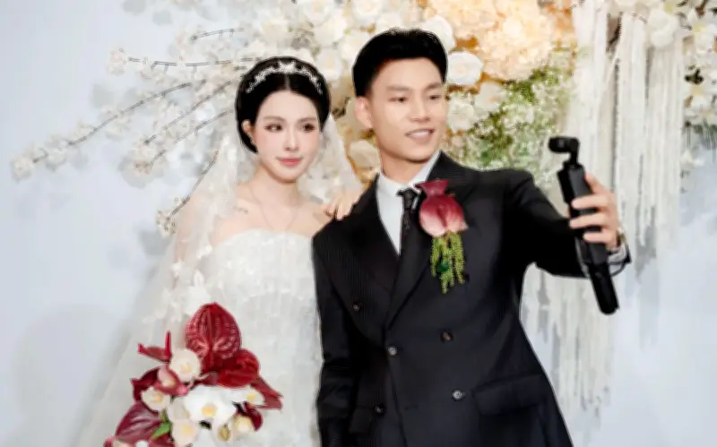 Văn Thanh và vợ tổ chức đám cưới tại quê nhà, Bích Hạnh livestream giải đáp thắc mắc