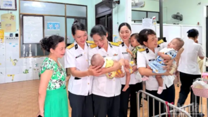 Vùng 3 Hải quân thăm, tặng quà trẻ mồ côi và con ngư dân Đà Nẵng