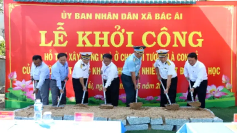 Vùng 4 Hải quân xuất quân hỗ trợ xây nhà cho gia đình chính sách