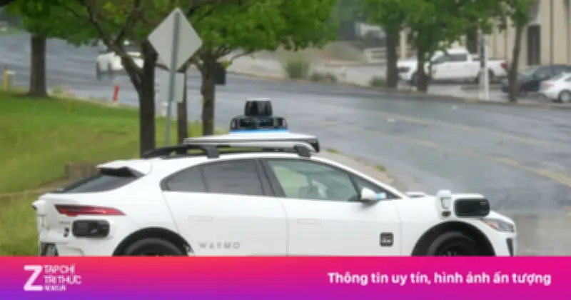 Waymo triệu hồi 3.800 robotaxi sau sự cố xe tự lái lao vào đường ngập nước