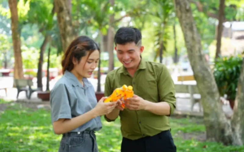 Xé nhãn trúng thưởng: Thói quen mới giữa trời nắng ở TP.HCM