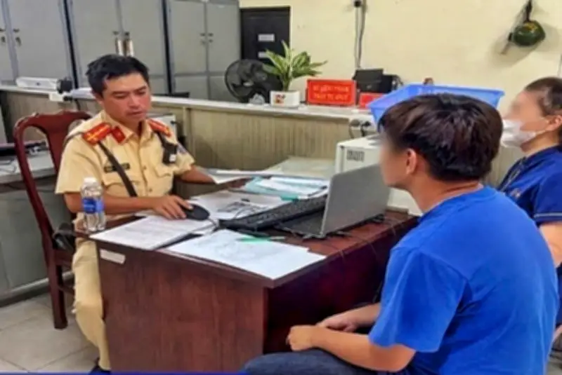 Xử phạt thanh niên bốc đầu xe máy ở TPHCM gây mất an toàn giao thông