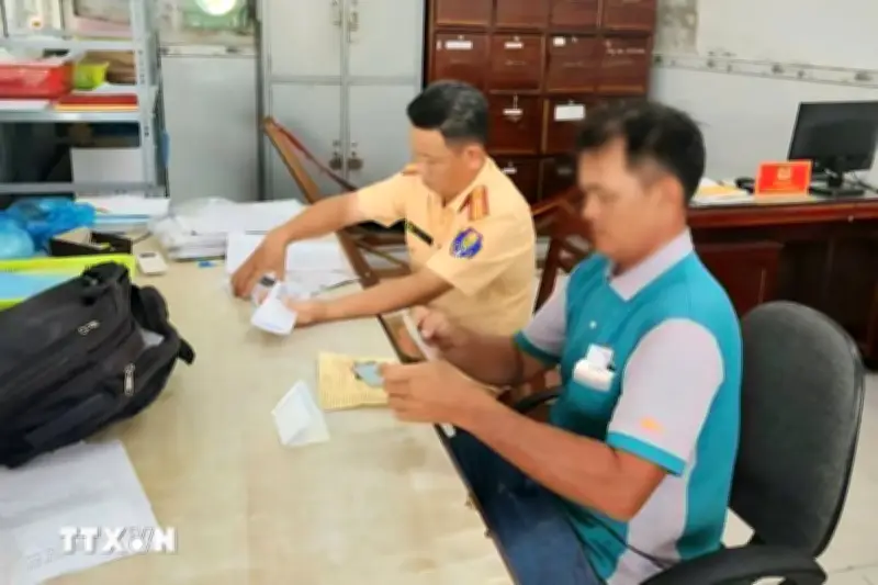 Xử phạt tài xế xe ben làm đá rơi xuống đường khiến nhiều người bị ngã